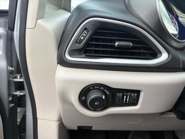 Used 2024 Chrysler Pacifica Touring-L image 20