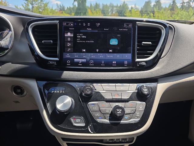 Used 2023 Chrysler Pacifica Touring-L FWD image 27