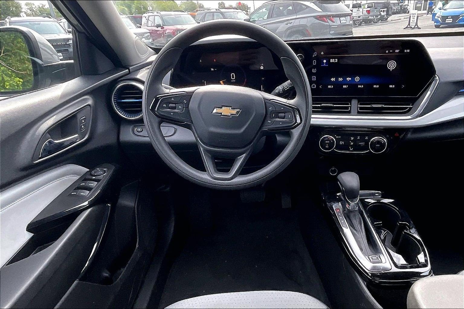 Used 2025 Chevrolet Trax LT FWD image 5