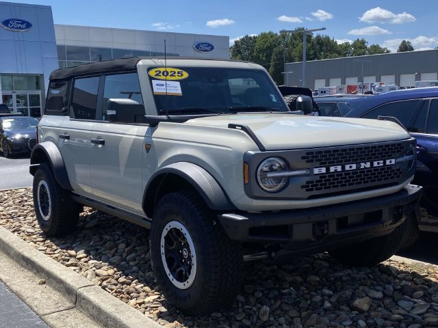 Certified 2025 Ford Bronco Badlands AWD/4WD image 1