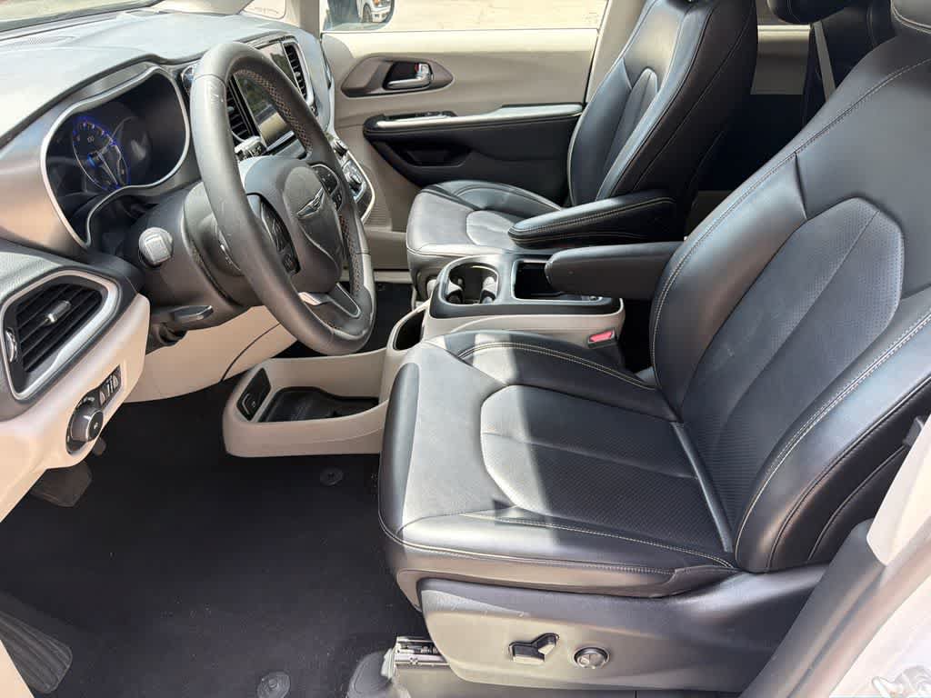Used 2023 Chrysler Pacifica Touring-L FWD image 10