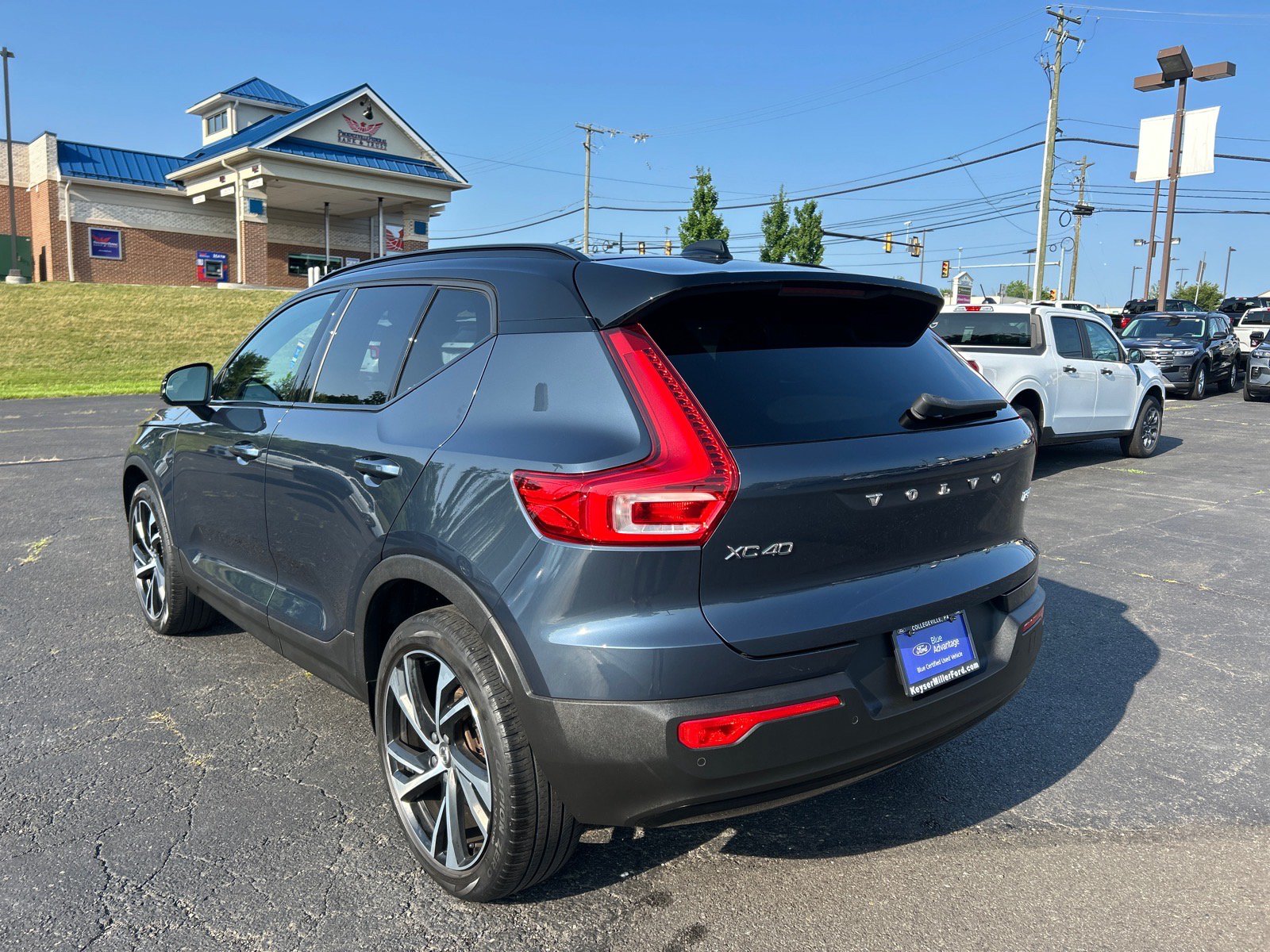 Used 2022 Volvo XC40 T5 R-Design w/ Climate Package AWD/4WD image 11