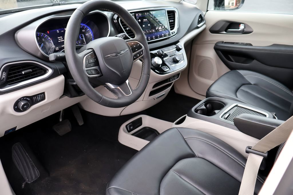 Used 2024 Chrysler Pacifica Touring-L FWD image 4