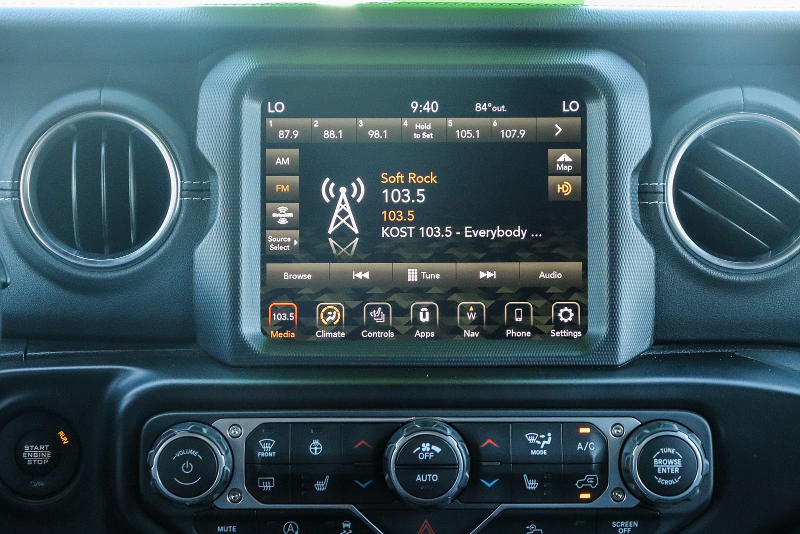 Used 2022 Jeep Wrangler Unlimited Sahara w/ Cold Weather Group AWD/4WD image 14