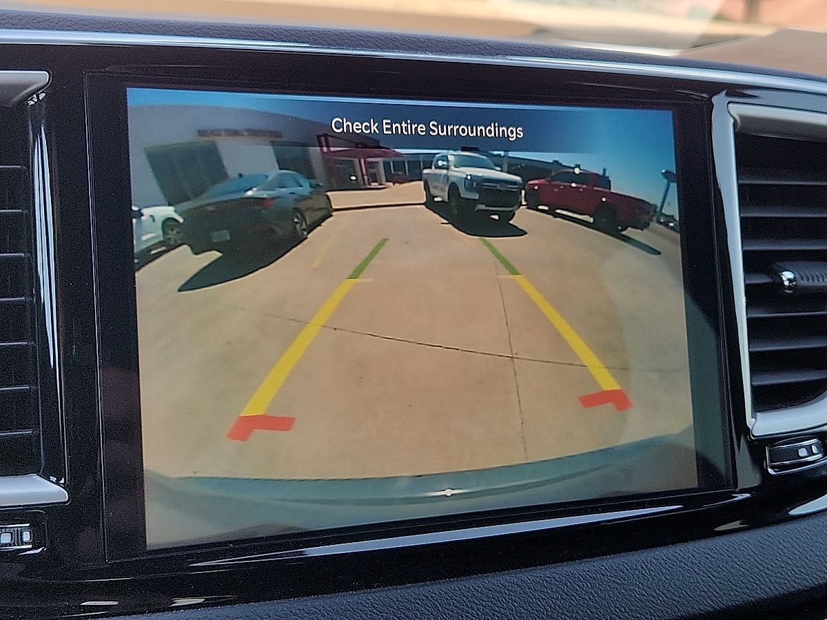 Used 2025 Chrysler Pacifica Select FWD image 8
