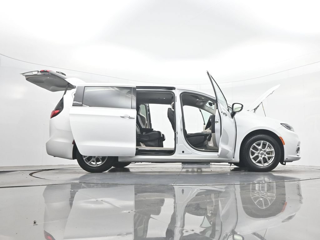 Used 2024 Chrysler Pacifica Touring-L FWD image 44