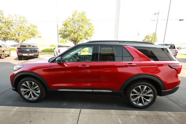 Certified 2025 Ford Explorer Platinum w/ Ultimate Package AWD/4WD image 9
