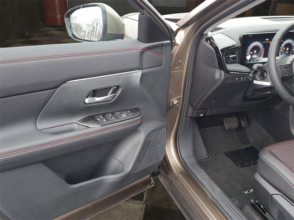 Used 2025 Nissan Kicks SR image 14