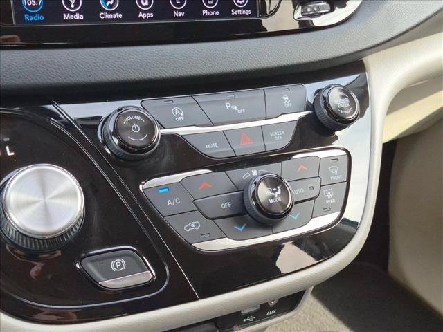 Used 2018 Chrysler Pacifica Touring Plus FWD image 17