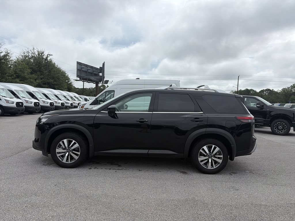 Used 2025 Nissan Pathfinder SL FWD image 4