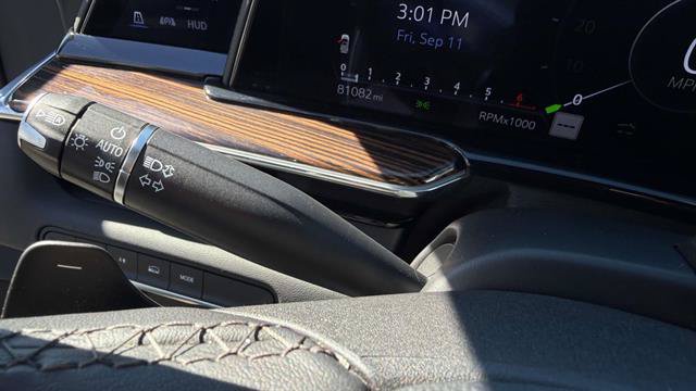 Used 2024 Cadillac Escalade Premium Luxury AWD/4WD image 14
