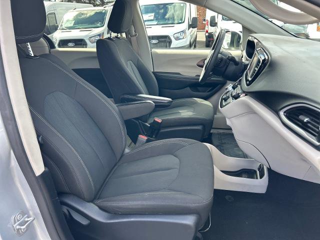 Used 2022 Chrysler Voyager LX image 21