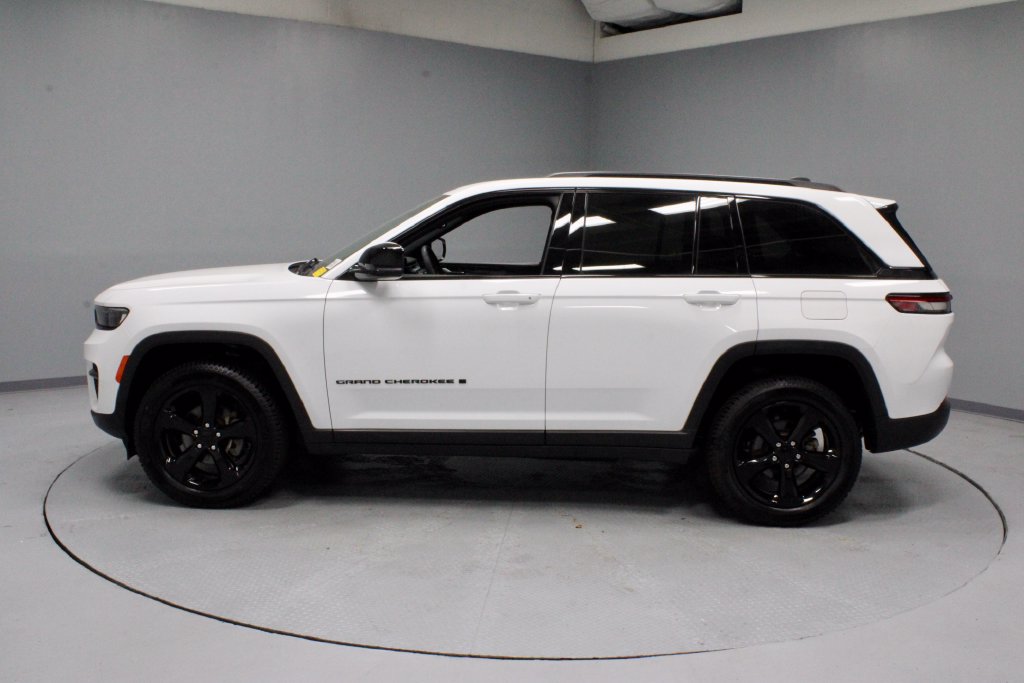 Used 2023 Jeep Grand Cherokee Altitude AWD/4WD image 7