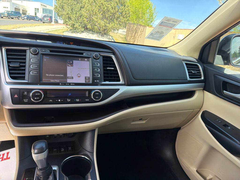 Used 2019 Toyota Highlander XLE AWD/4WD image 17