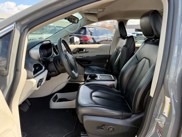 Used 2023 Chrysler Pacifica Touring-L FWD image 13