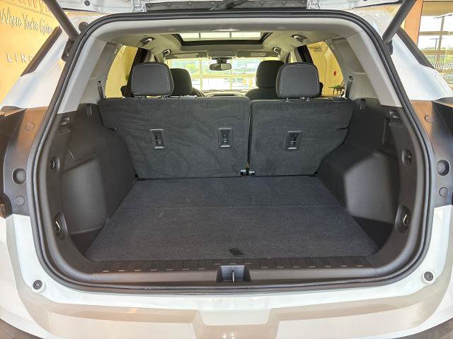Used 2022 GMC Terrain SLE w/ Driver Convenience Package FWD image 11