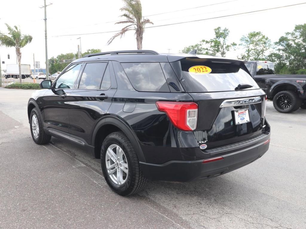 Certified 2022 Ford Explorer XLT image 3