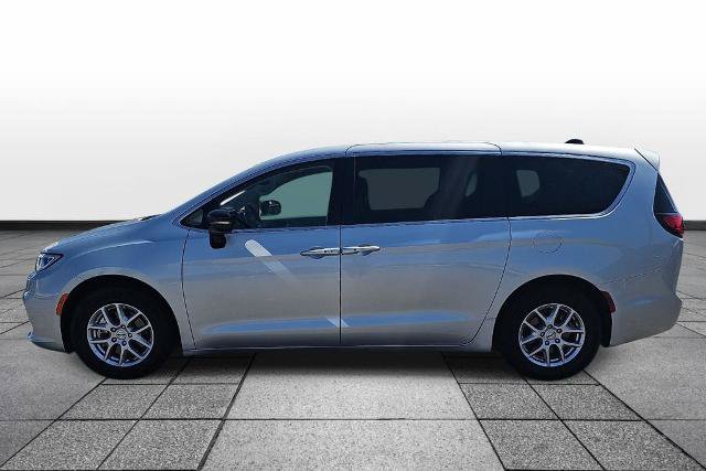 Used 2024 Chrysler Pacifica Touring-L FWD image 8