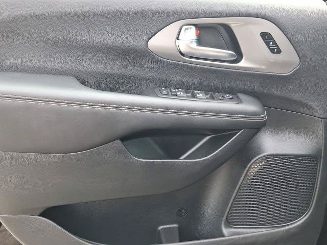 Used 2025 Chrysler Pacifica Select FWD image 16