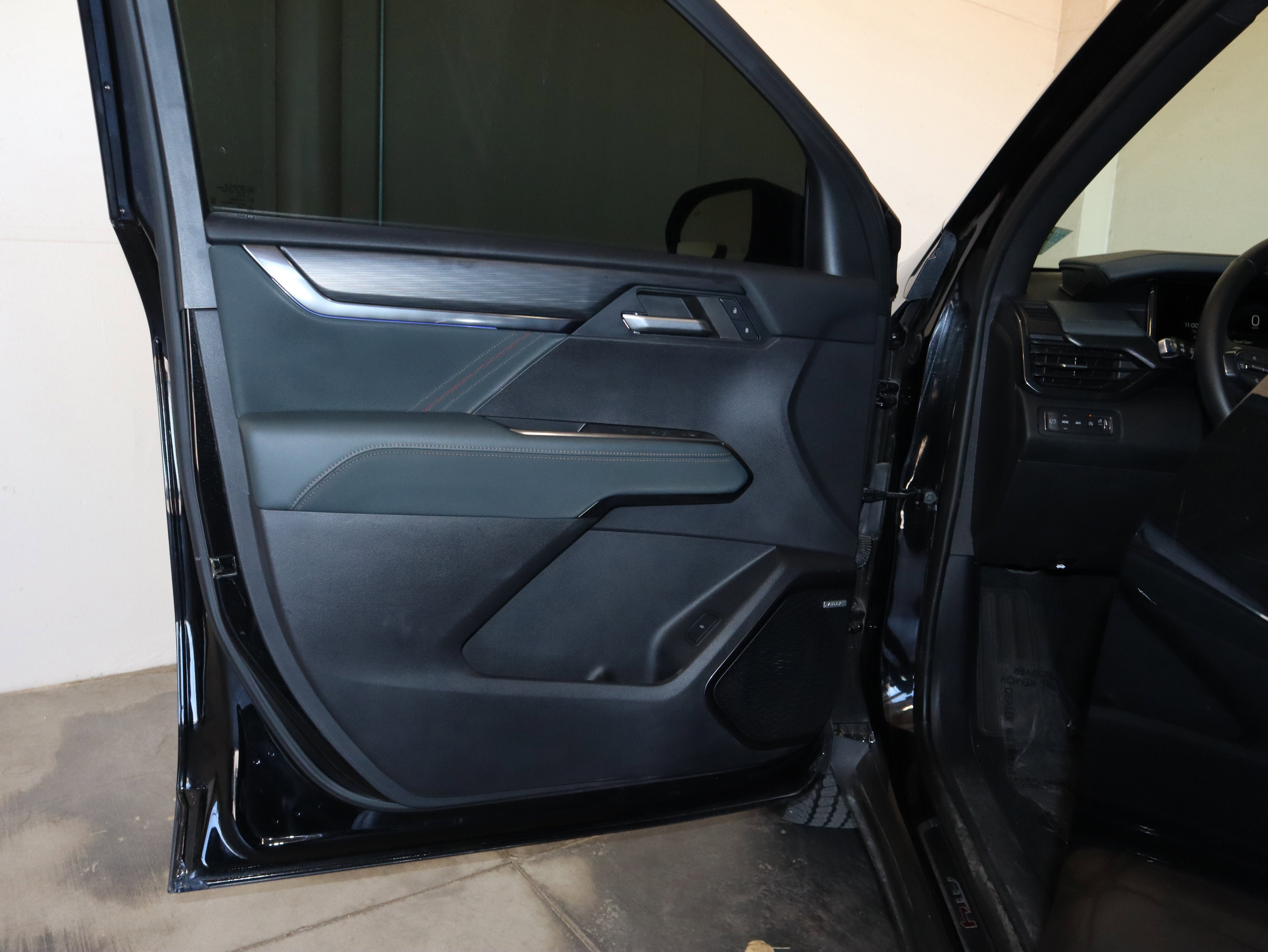 Used 2024 GMC Acadia AT4 w/ Luxury Package AWD/4WD image 31