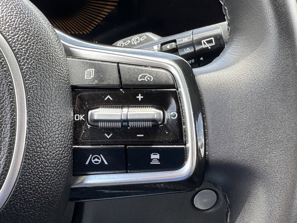 Used 2025 Kia Carnival FWD image 22