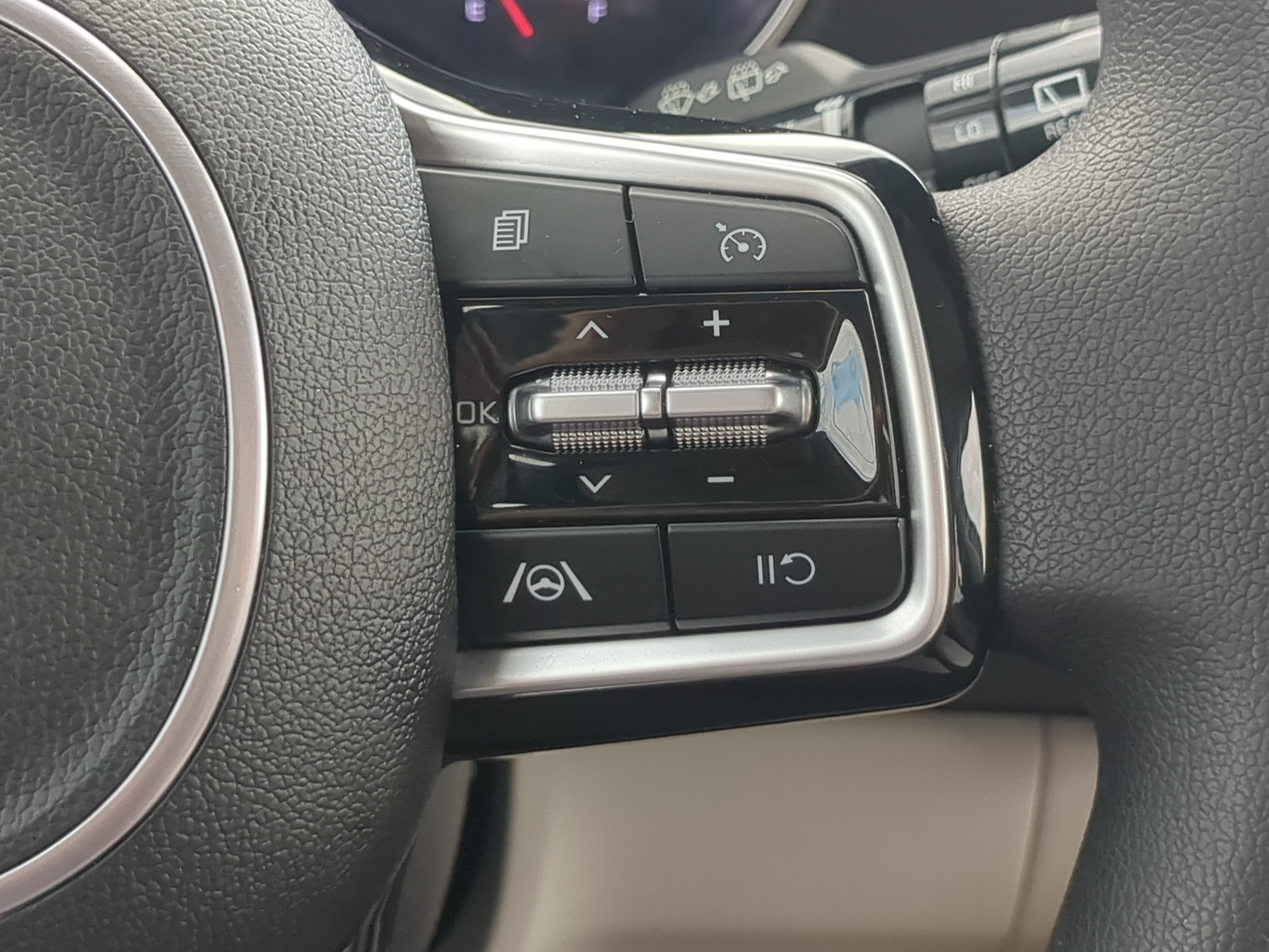 Used 2023 Kia Carnival LX FWD image 22