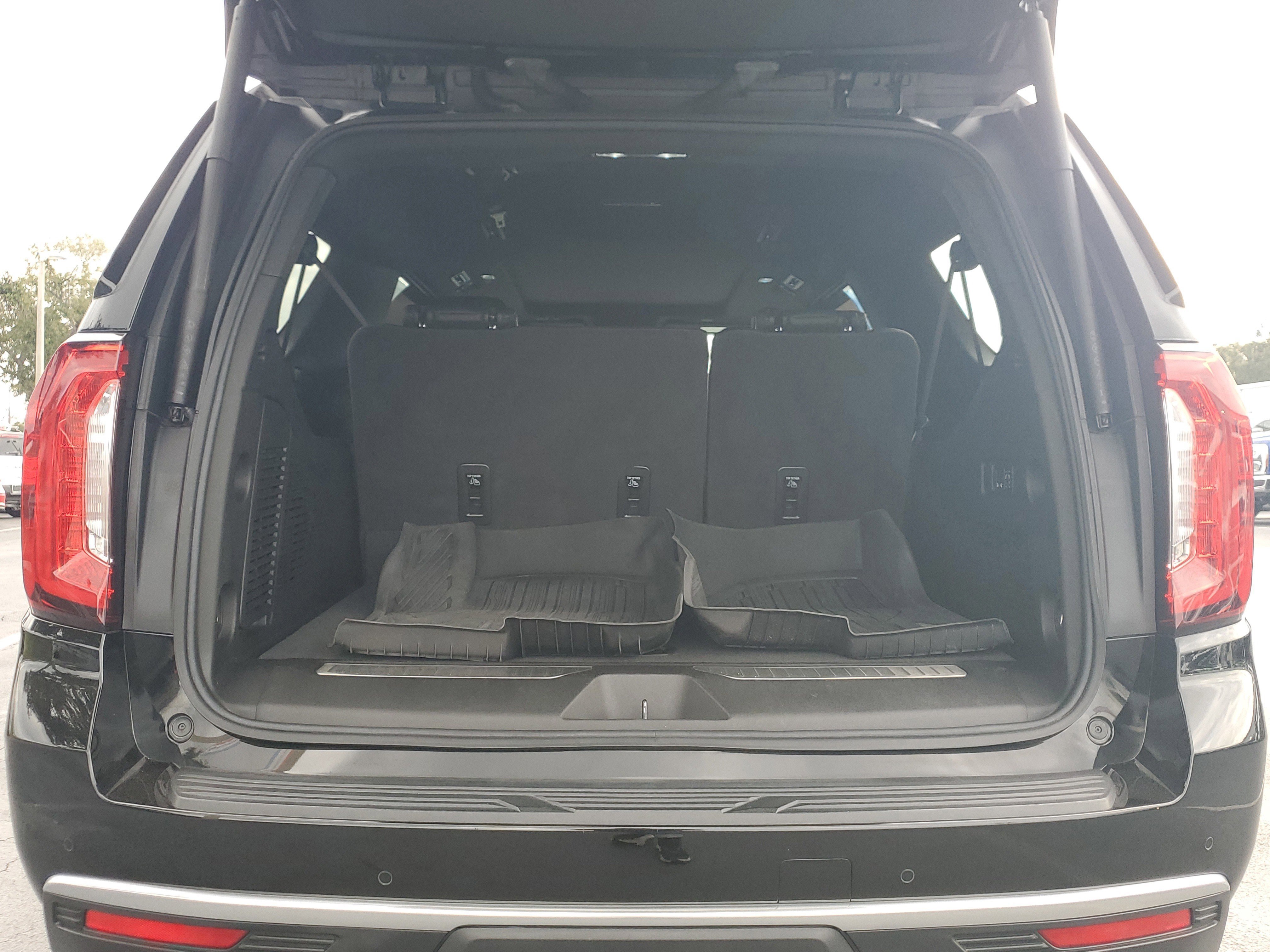 Used 2023 GMC Yukon XL Denali image 10