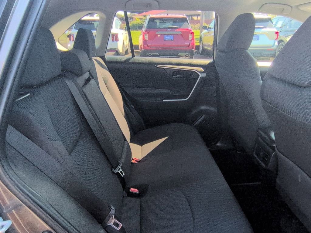 Used 2022 Toyota RAV4 LE AWD/4WD image 25