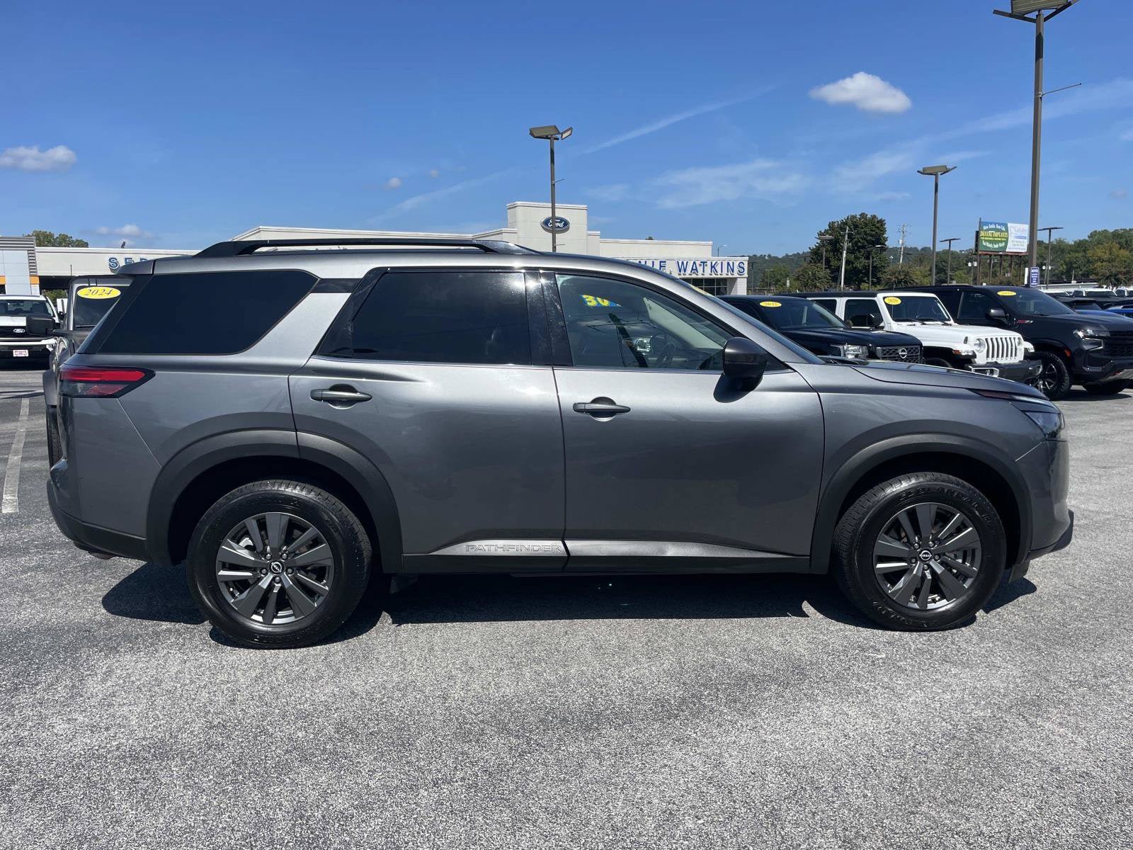 Used 2023 Nissan Pathfinder SV AWD/4WD image 2