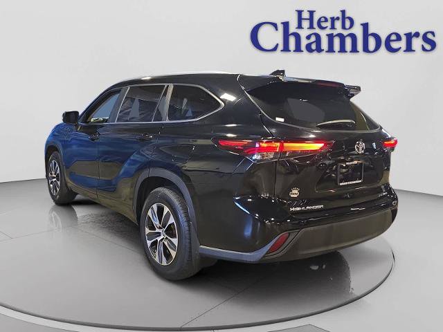 Used 2024 Toyota Highlander AWD image 3