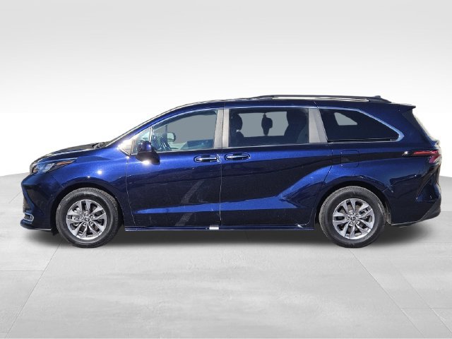 Used 2024 Toyota Sienna XLE AWD/4WD image 6