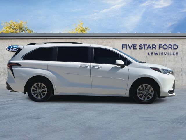 Used 2025 Toyota Sienna XLE AWD/4WD image 9