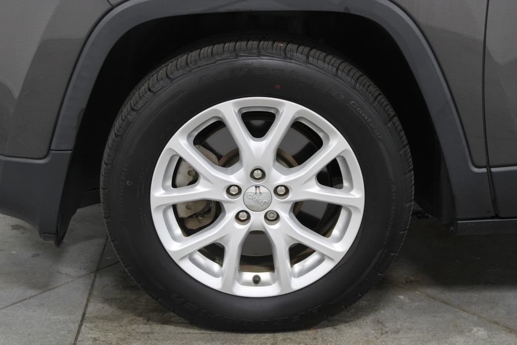 Used 2018 Jeep Cherokee Latitude Plus FWD image 18