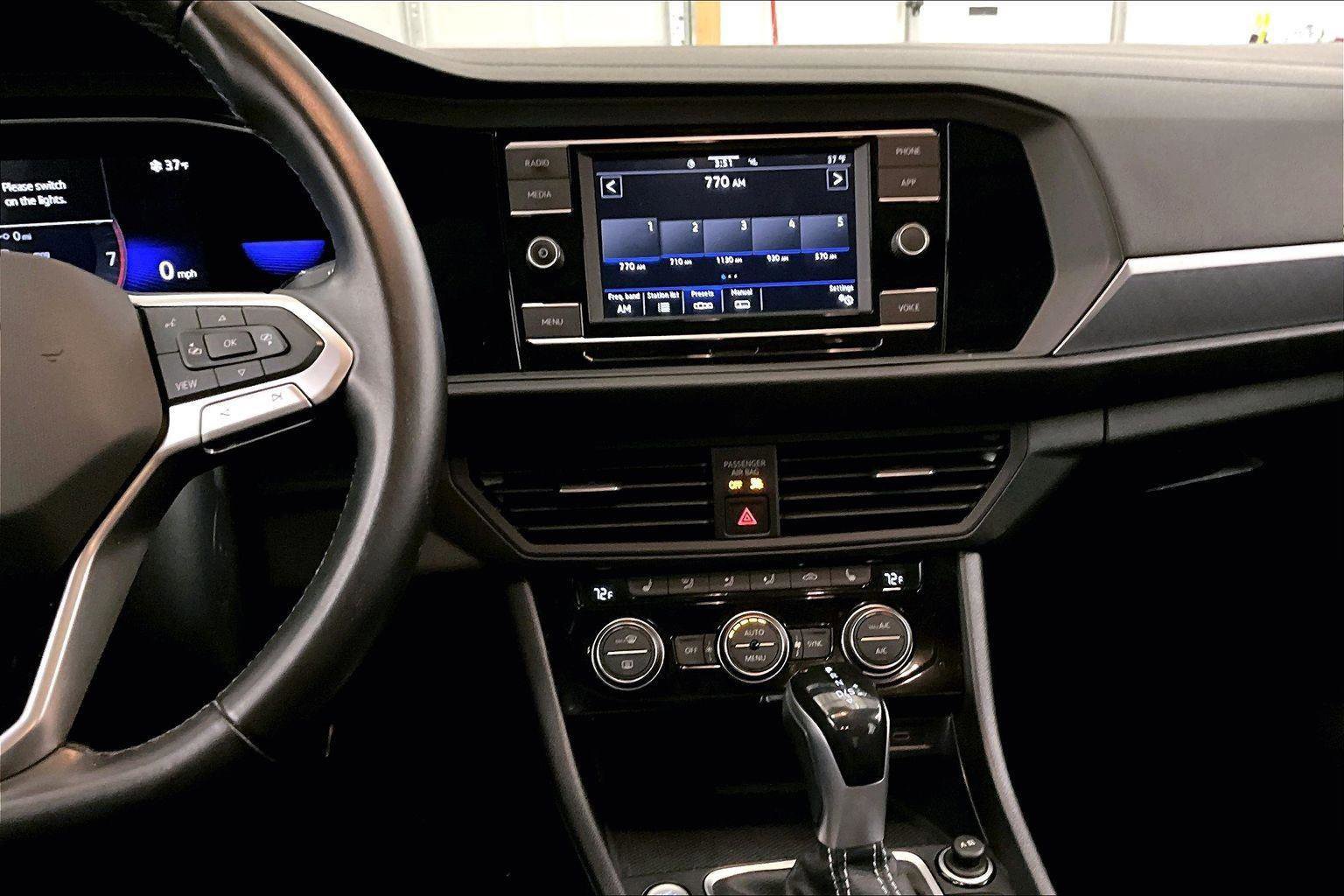 Used 2022 Volkswagen Jetta SE image 8