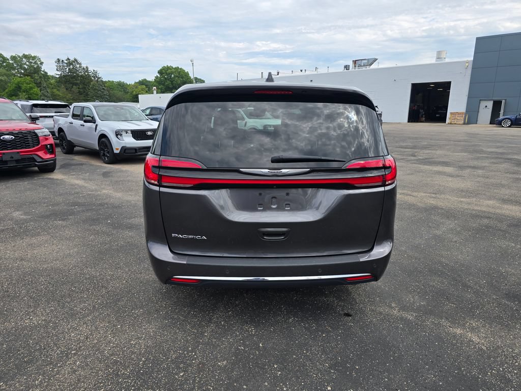 Used 2023 Chrysler Pacifica Touring-L FWD image 4