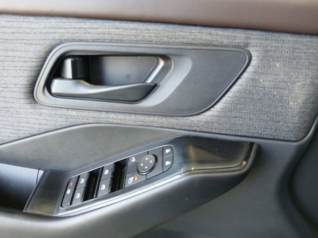 Used 2023 Nissan Rogue S AWD/4WD image 17
