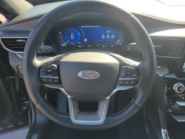 Certified 2022 Ford Explorer Platinum w/ Equipment Group 601A image 28