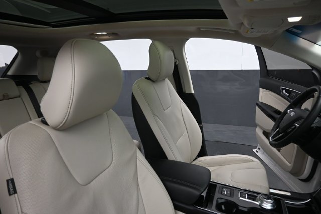 Certified 2019 Ford Edge Titanium w/ Equipment Group 301A AWD/4WD image 32