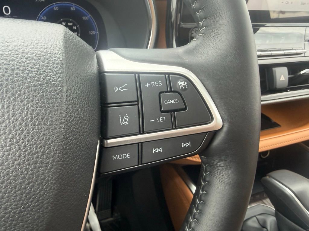 Used 2025 Toyota Highlander Platinum AWD/4WD image 19