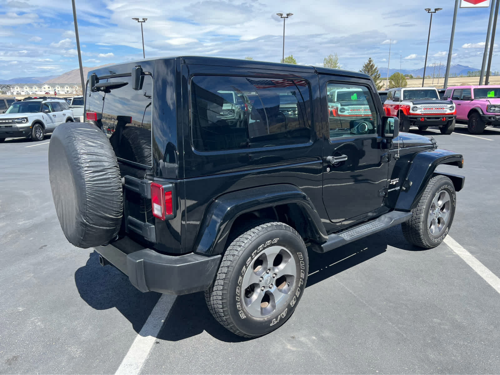 Used 2018 Jeep Wrangler Sahara w/ Connectivity Group AWD/4WD image 7