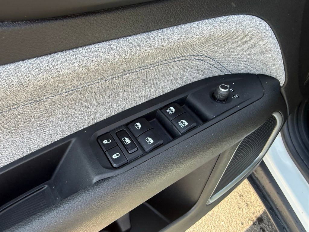 Used 2023 Jeep Compass Latitude w/ Convenience Group AWD/4WD image 11