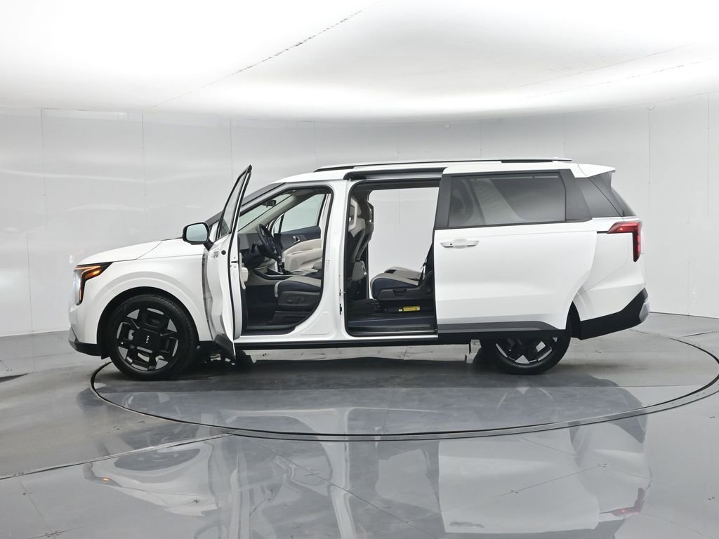 Used 2025 Kia Carnival EX image 5