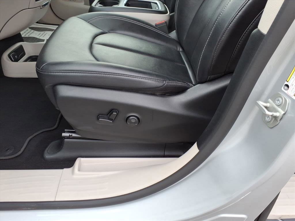 Used 2024 Chrysler Pacifica Touring-L image 11