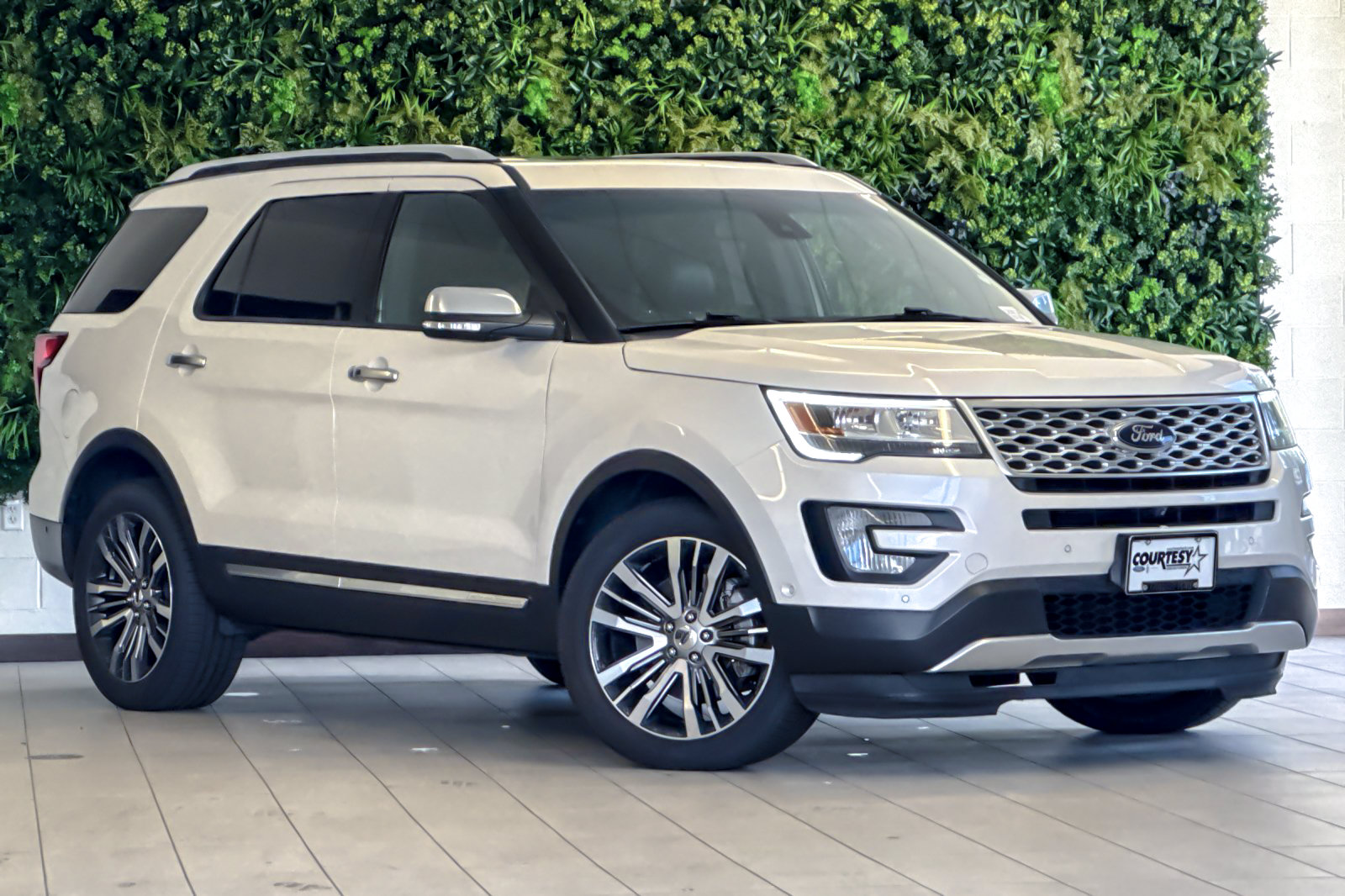 Certified 2017 Ford Explorer Platinum AWD/4WD image 1