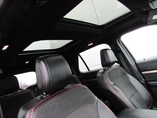 Certified 2018 Ford Explorer XLT w/ Equipment Group 202A image 4