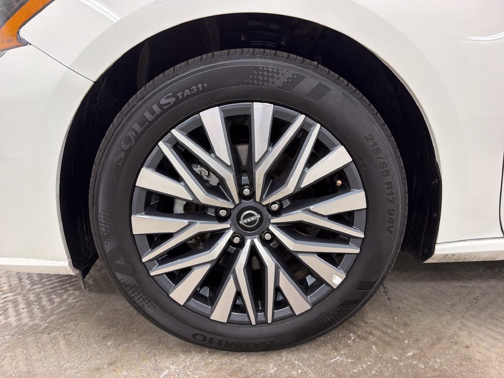 Used 2025 Nissan Altima 2.5 SV FWD image 13
