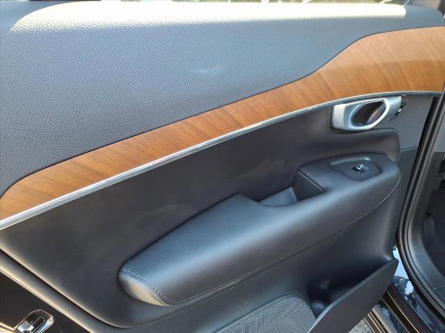 Used 2024 Volvo XC90 B6 Plus image 19