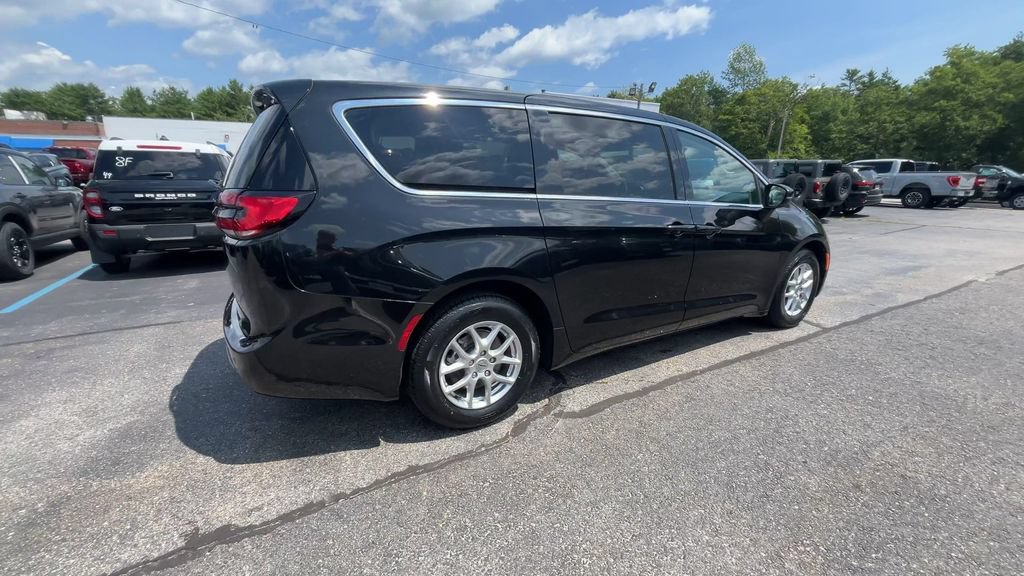 Used 2023 Chrysler Pacifica Touring-L FWD image 18