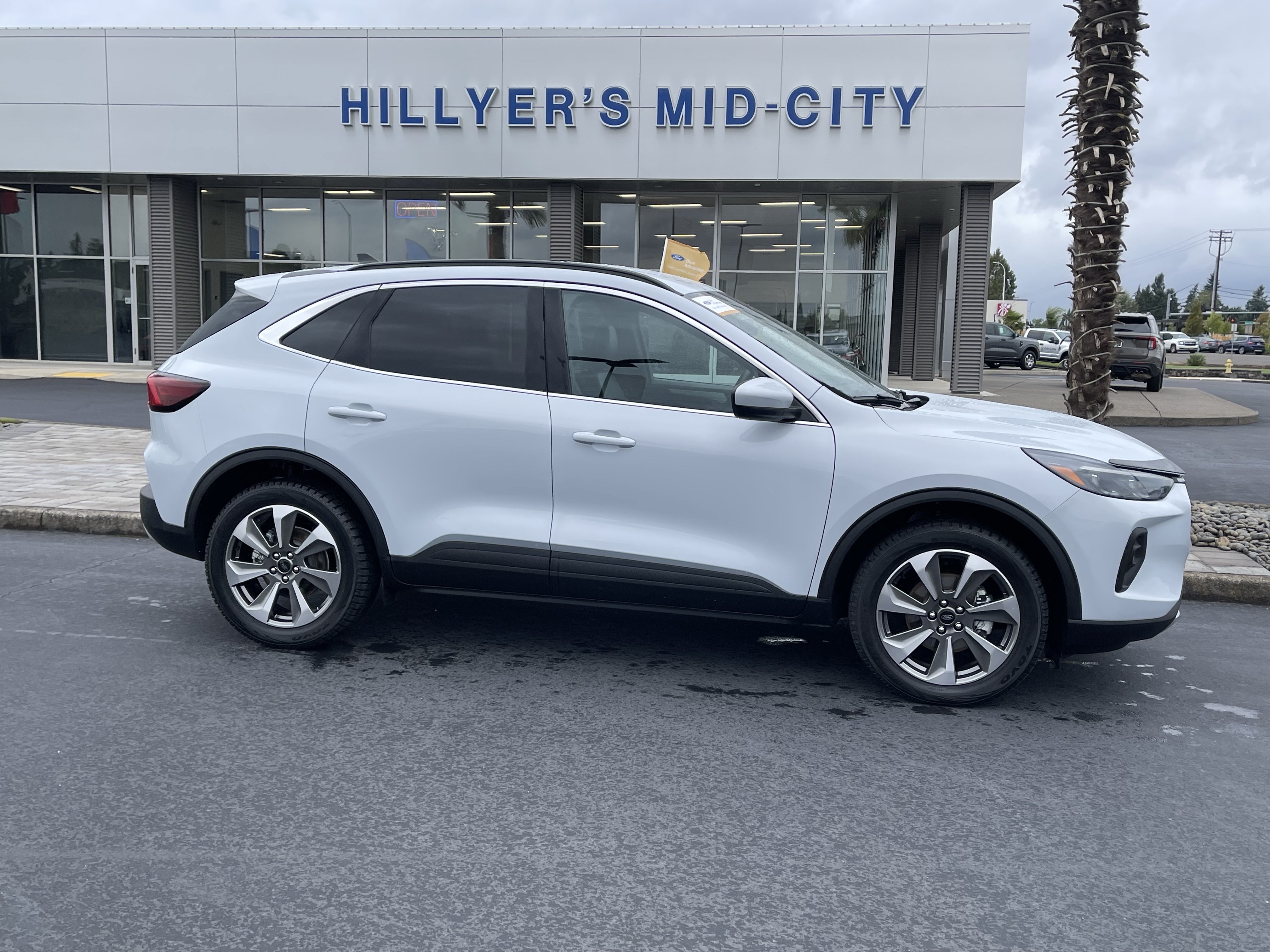 Certified 2025 Ford Escape Platinum AWD/4WD image 2
