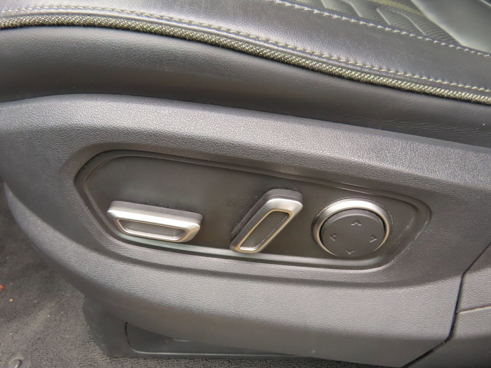 Used 2025 Rivian R1T Adventure image 31